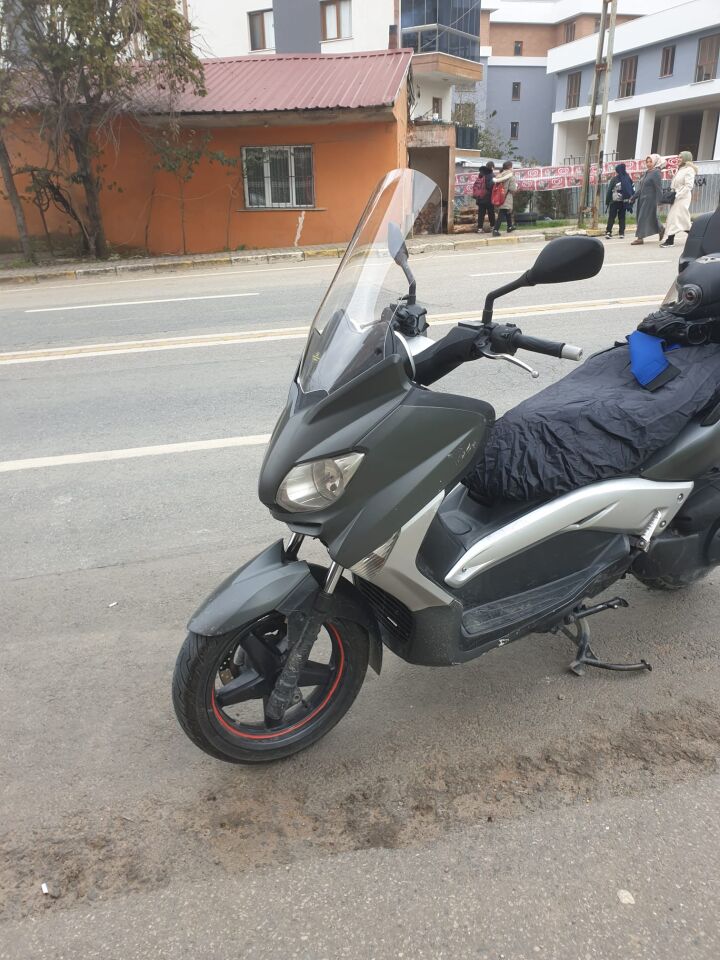 MOTOCAM Yamaha Xmax 250 Siperlik Ön Cam 2011-2013 Model 55cm Şeffaf Renkli 4mm KISA SPOR CAM