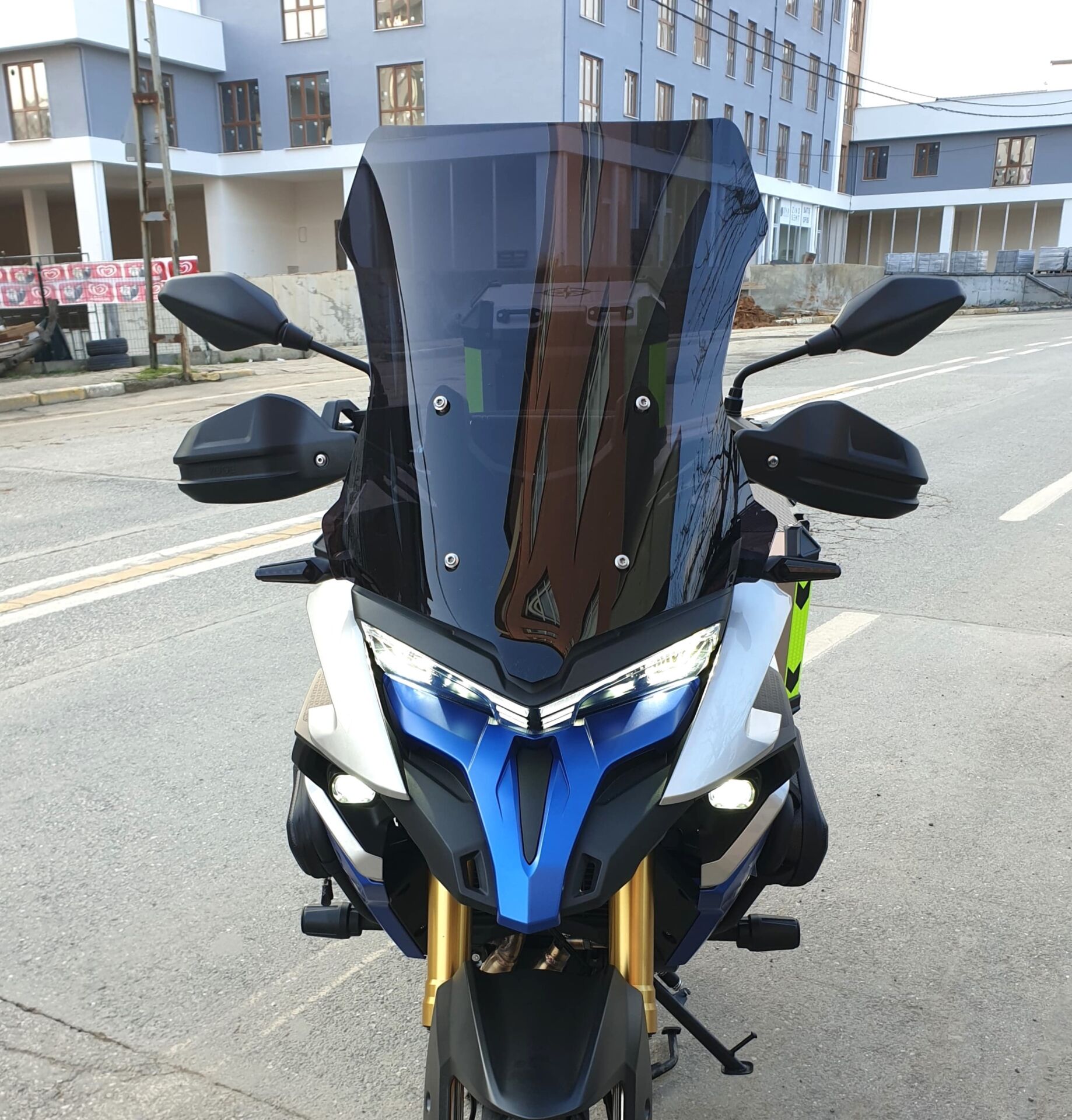 MOTOCAM Voge DS 625X Ön Cam 2023-2026 Model 56cm Siyah Renkli 4mm SPORTİF MODEL