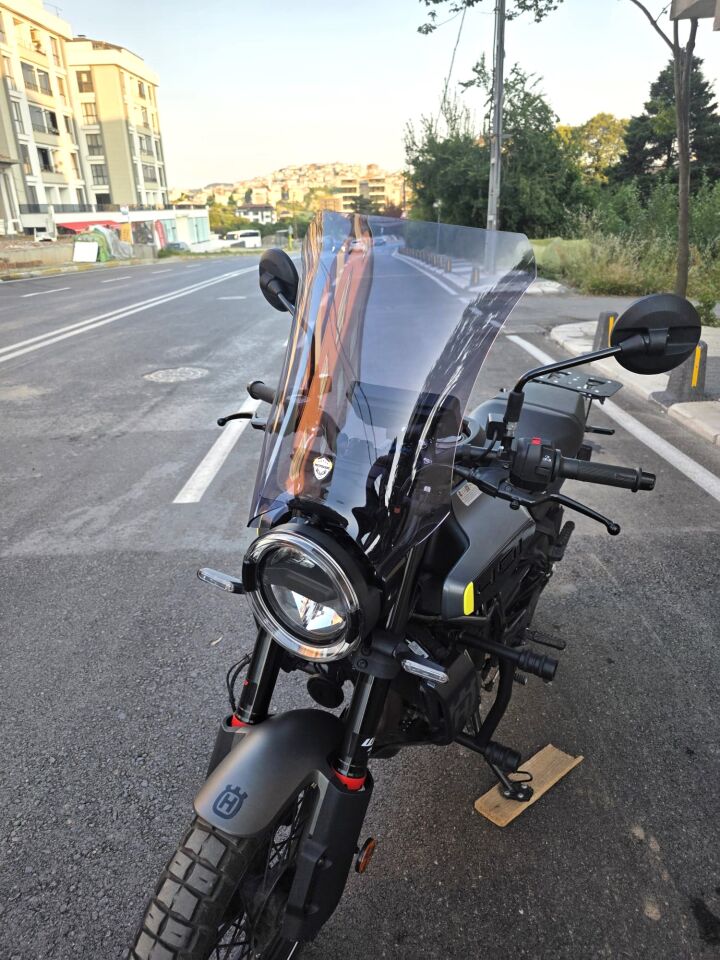 MOTOCAM Husqvarna Svartpilen 401 Ön Cam 2020-2026 Model 47cm Füme Renkli 4mm