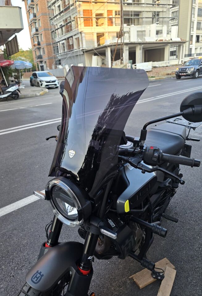 MOTOCAM Husqvarna Svartpilen 401 Ön Cam 2020-2026 Model 47cm Siyah Renkli 4mm