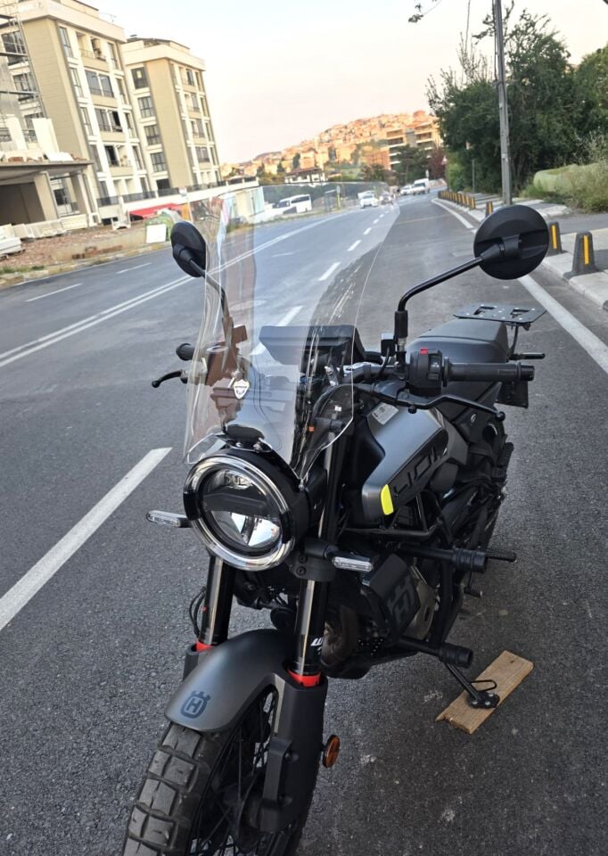 MOTOCAM Husqvarna Svartpilen 401 Ön Cam 2020-2026 Model 47cm Şeffaf Renkli 4mm