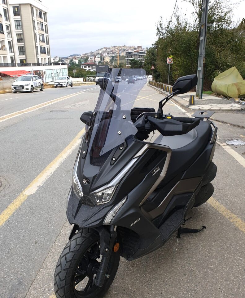 MOTOCAM Kymco DTX 250 Ön Cam 2021-2026 Model 55cm Füme Renkli 4mm ORTA BOYLU