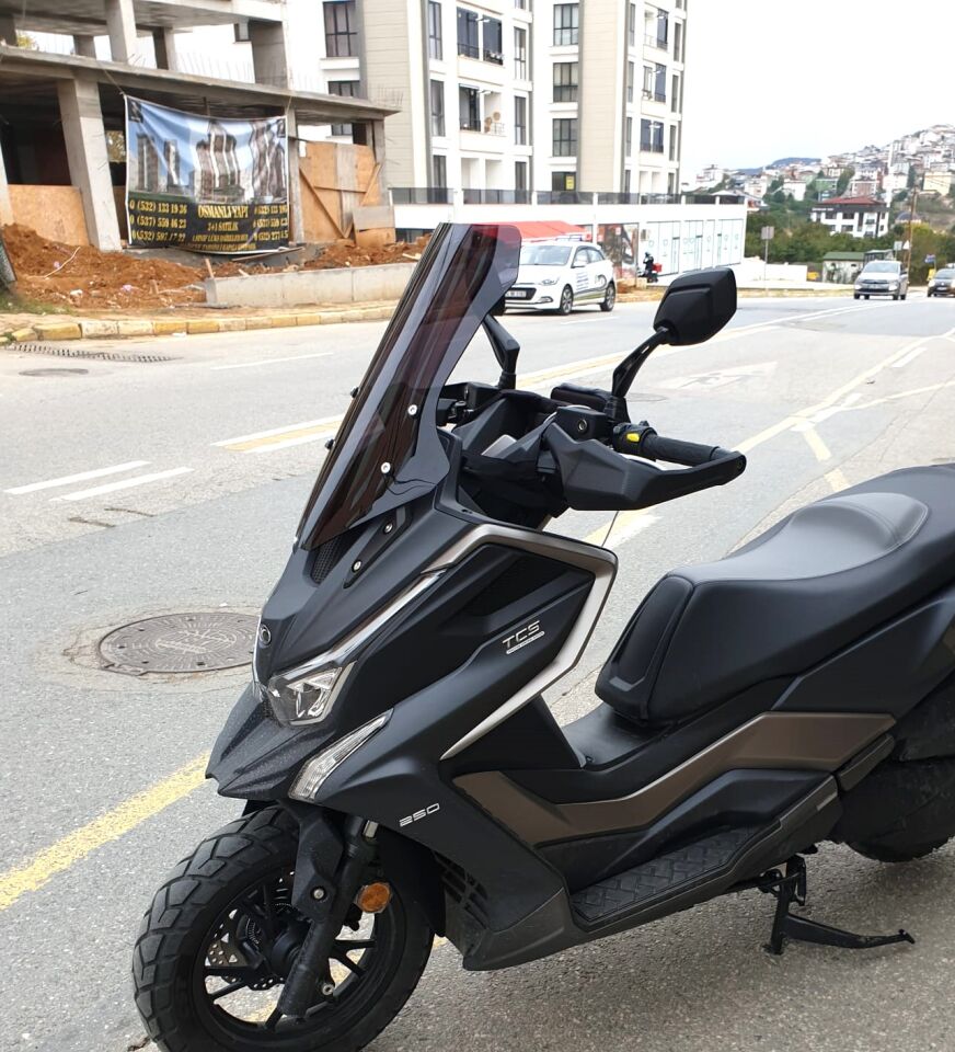 MOTOCAM Kymco DTX 250 Ön Cam 2021-2023 Model 55cm Siyah Renkli 4mm KISA