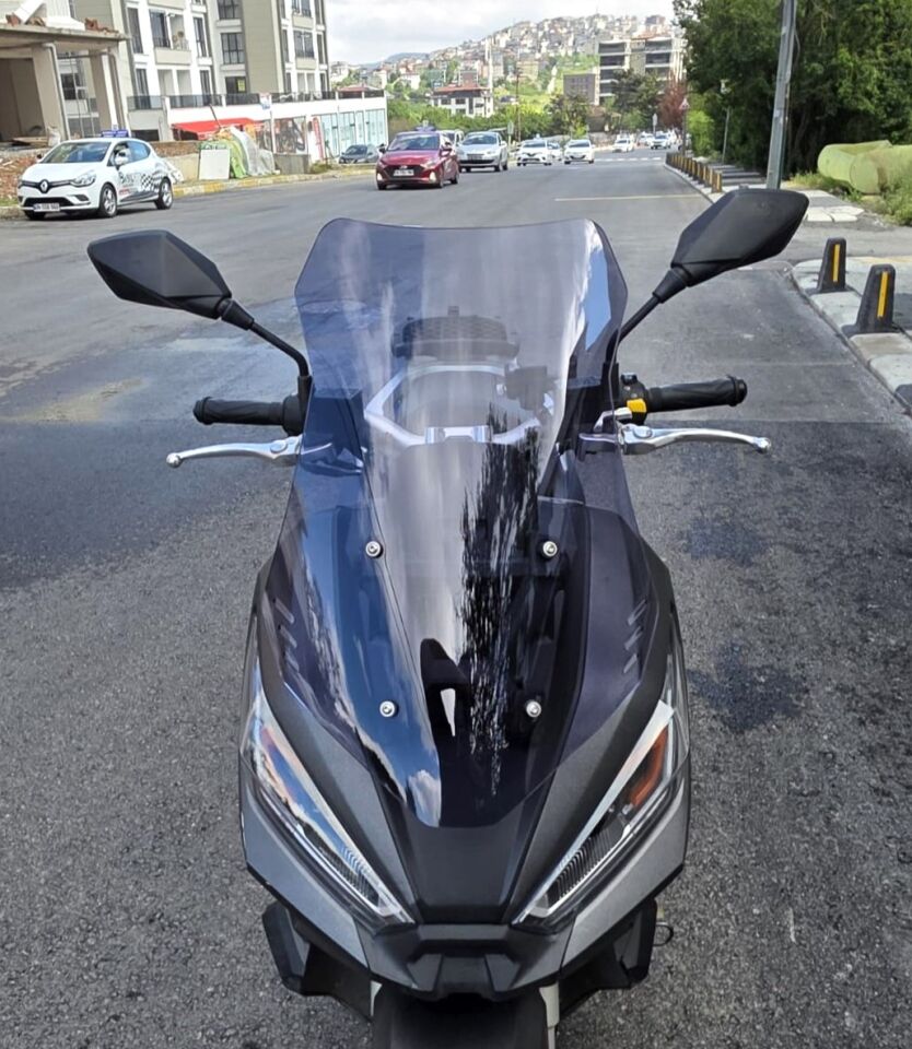 MOTOCAM Kanuni Seha 125 Ön Cam 2022-2026 Model 55cm Füme Renkli 4mm KISA