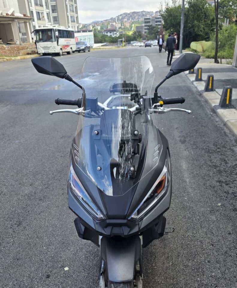 MOTOCAM Kanuni Seha 125 Ön Cam 2022-2026 Model 55cm Şeffaf Renkli 4mm KISA