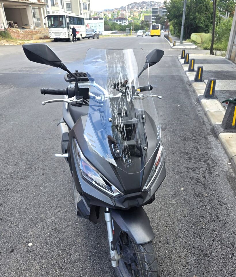 MOTOCAM Kanuni Seha 125 Ön Cam 2022-2026 Model 55cm Şeffaf Renkli 4mm KISA