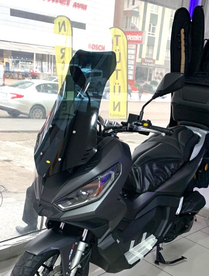 MOTOCAM Kanuni Seha 125 Ön Cam 2022-2026 Model 65cm Siyah Renkli 4mm ORTA BOYLU