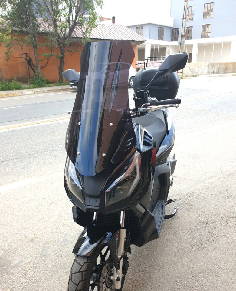 MOTOCAM Kanuni Seha 125 Ön Cam 2022-2026 Model 65cm Siyah Renkli 4mm ORTA BOYLU