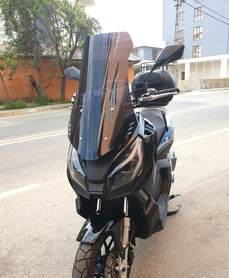 MOTOCAM Kanuni Seha 125 Ön Cam 2022-2026 Model 65cm Siyah Renkli 4mm ORTA BOYLU
