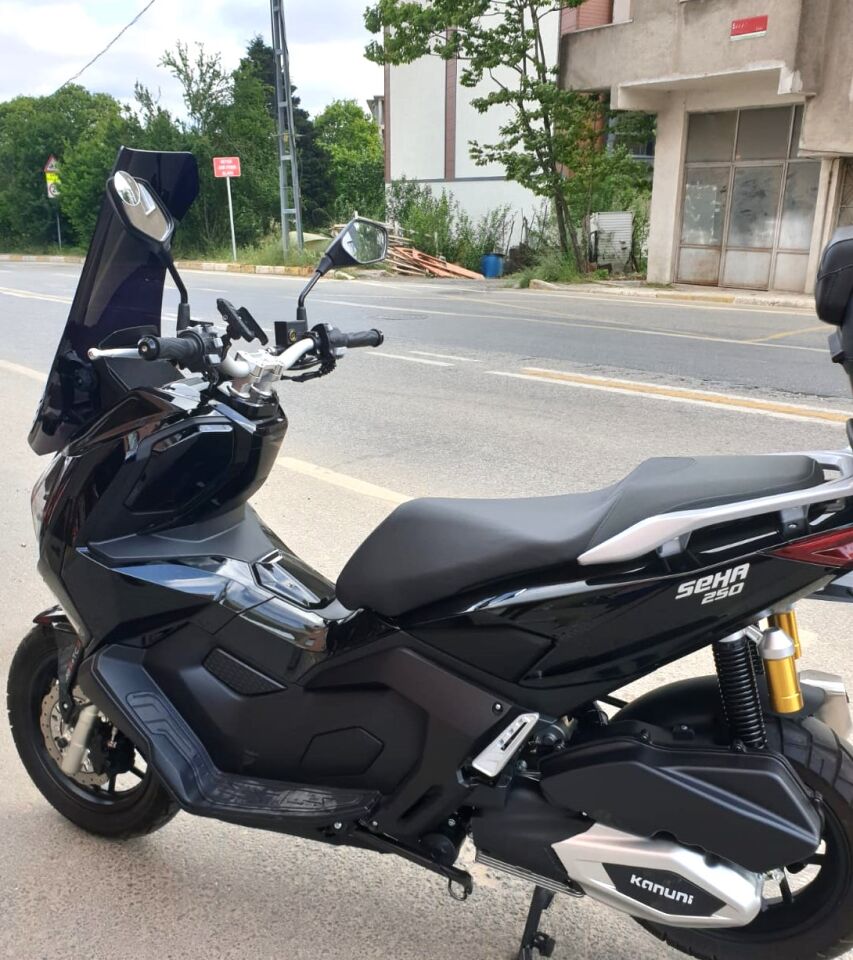 MOTOCAM Kanuni Seha 125 Ön Cam 2022-2026 Model 65cm Siyah Renkli 4mm ORTA BOYLU