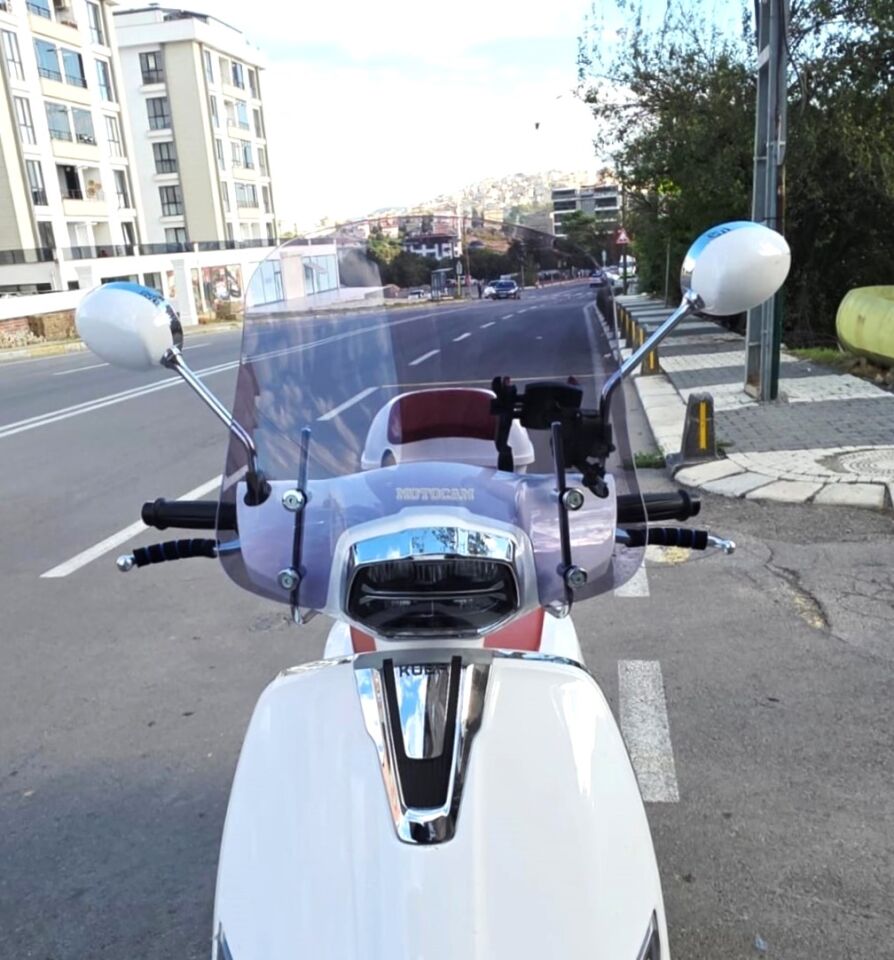 MOTOCAM Yuki Risotto 125 Ön Cam 2022-2026 Model 39cm Füme Renkli 4mm APARATSIZ