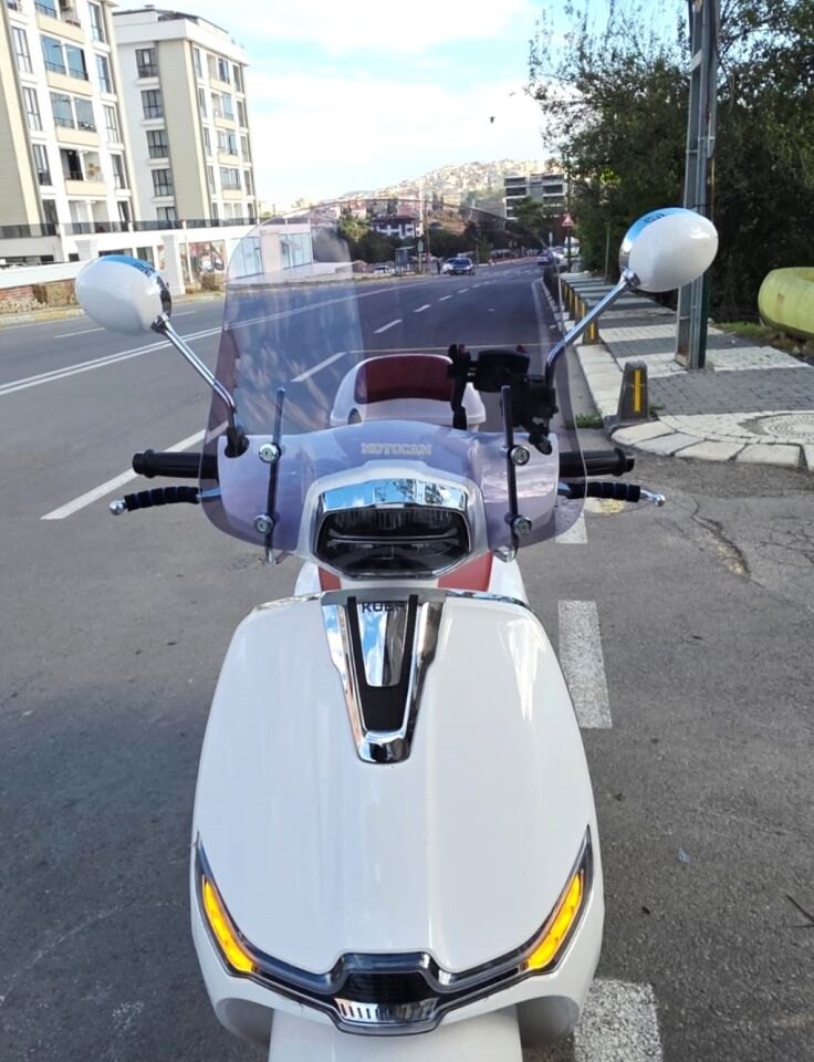 MOTOCAM Yuki Risotto 125 Ön Cam 2022-2026 Model 39cm Füme Renkli 4mm APARATSIZ