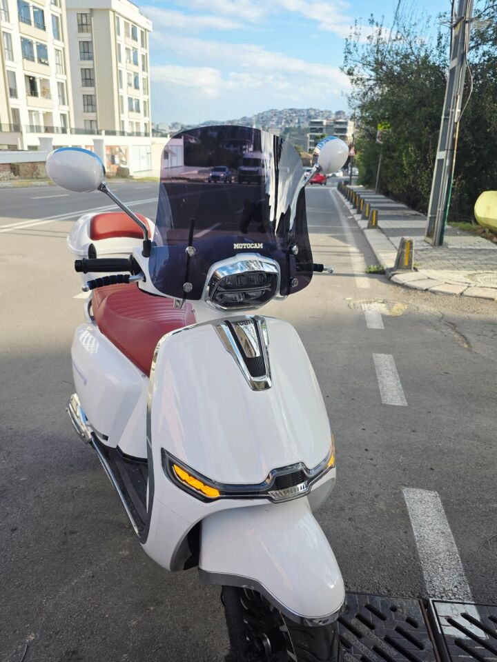 MOTOCAM Yuki Risotto 125 Ön Cam 2022-2026 Model 39cm Siyah Renkli 4mm APARATSIZ