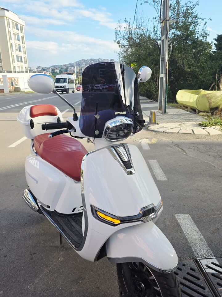 MOTOCAM Yuki Risotto 125 Ön Cam 2022-2026 Model 39cm Siyah Renkli 4mm APARATSIZ