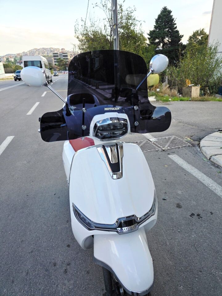 MOTOCAM Yuki Risotto 125 Ön Cam 2022-2026 Model 43cm Siyah Renkli 4mm Elcikli APARATSIZ