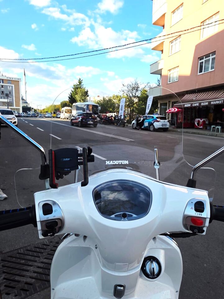 MOTOCAM Yuki Risotto 125 Ön Cam 2022-2026 Model 43cm Şeffaf Renkli 4mm Elcikli APARATSIZ