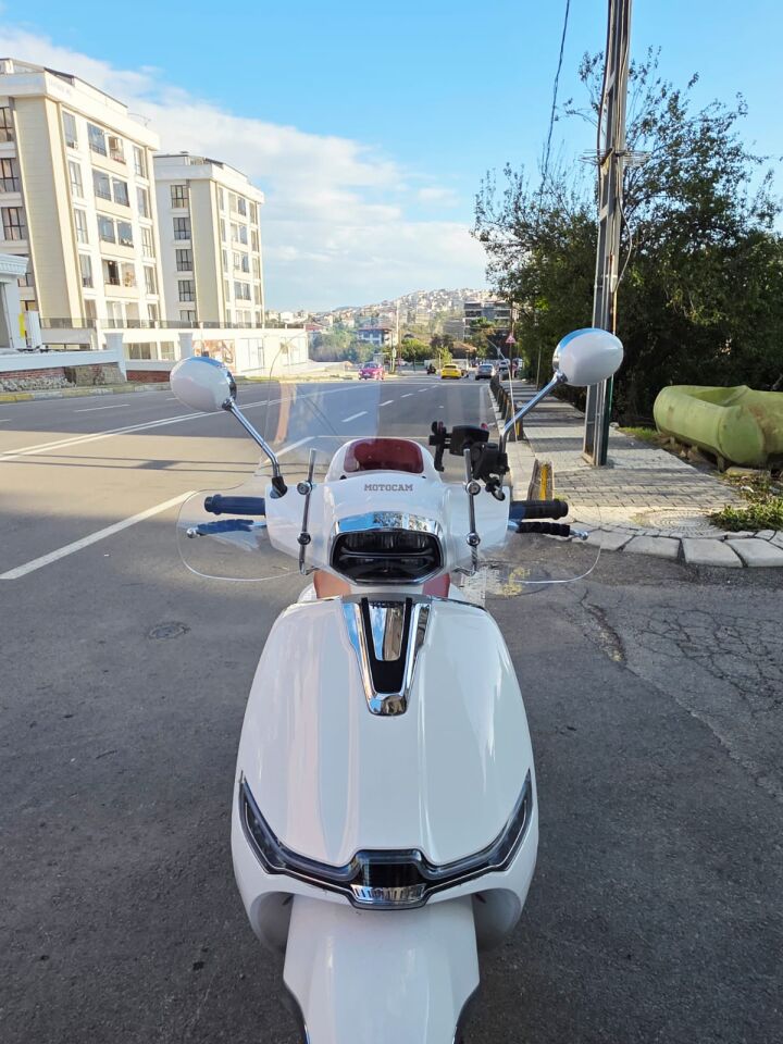 MOTOCAM Yuki Risotto 125 Ön Cam 2022-2026 Model 43cm Şeffaf Renkli 4mm Elcikli APARATSIZ