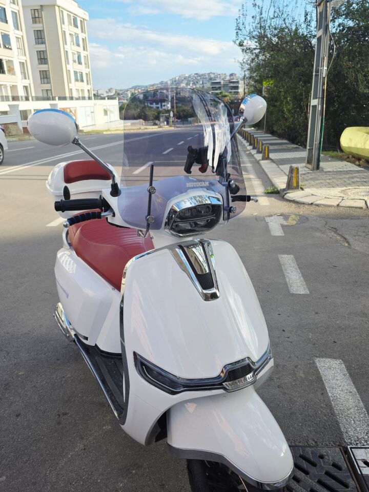 MOTOCAM Yuki Risotto 50 Ön Cam 2022-2026 Model 39cm Füme Renkli 4mm APARATSIZ