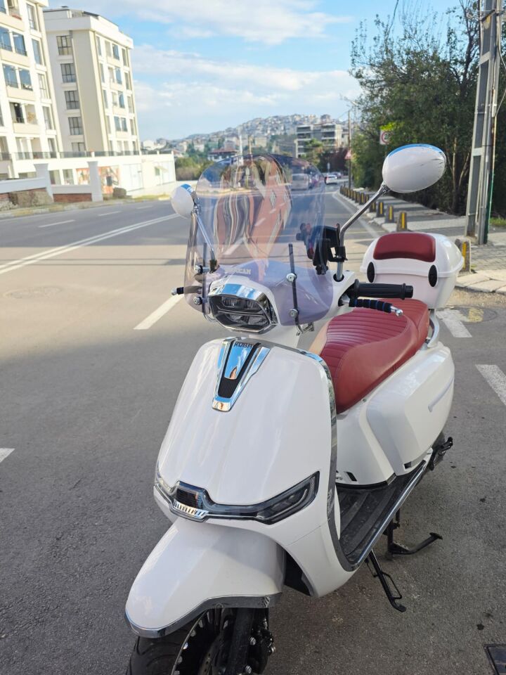 MOTOCAM Yuki Risotto 50 Ön Cam 2022-2026 Model 39cm Füme Renkli 4mm APARATSIZ