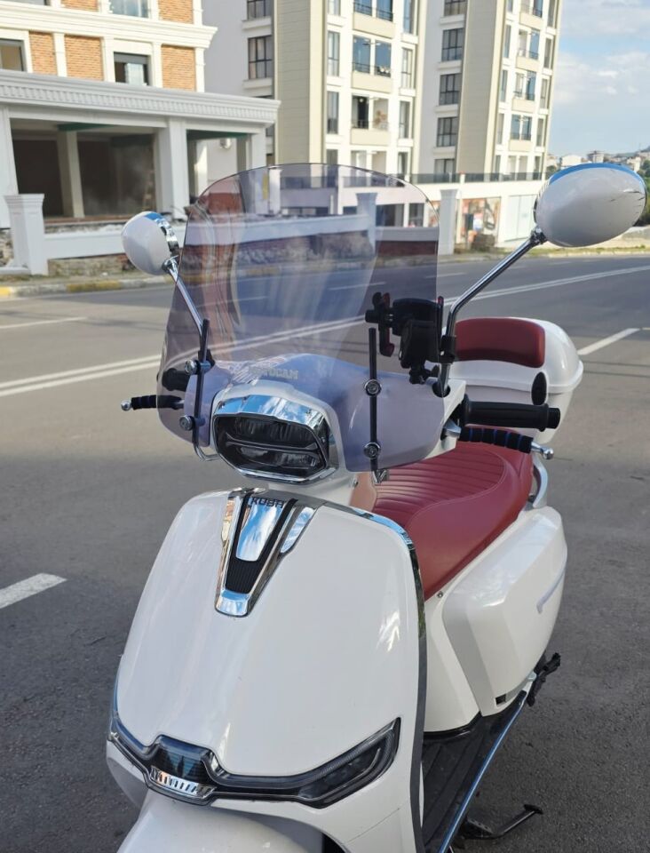 MOTOCAM Yuki Risotto 50 Ön Cam 2022-2026 Model 39cm Füme Renkli 4mm APARATSIZ