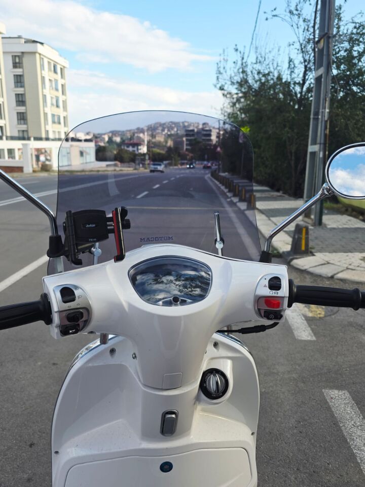 MOTOCAM Yuki Risotto 50 Ön Cam 2022-2026 Model 39cm Füme Renkli 4mm APARATSIZ