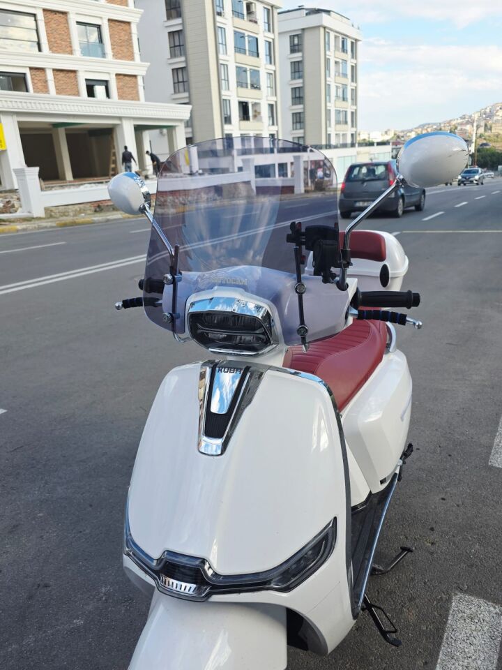 MOTOCAM Yuki Risotto 50 Ön Cam 2022-2026 Model 39cm Füme Renkli 4mm APARATSIZ