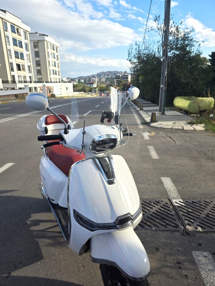 MOTOCAM Yuki Risotto 50 Ön Cam 2022-2026 Model 39cm Şeffaf Renkli 4mm APARATSIZ