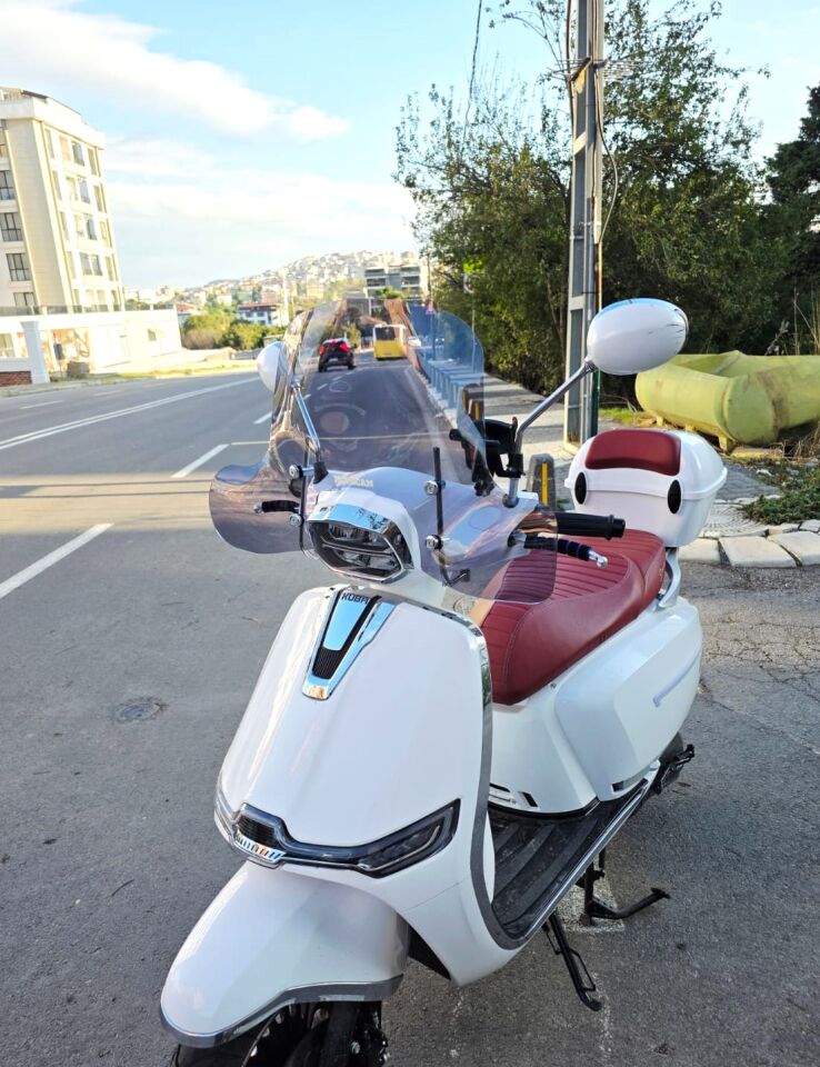 MOTOCAM Yuki Risotto 50 Ön Cam 2022-2026 Model 43cm Füme Renkli 4mm Elcikli APARATSIZ