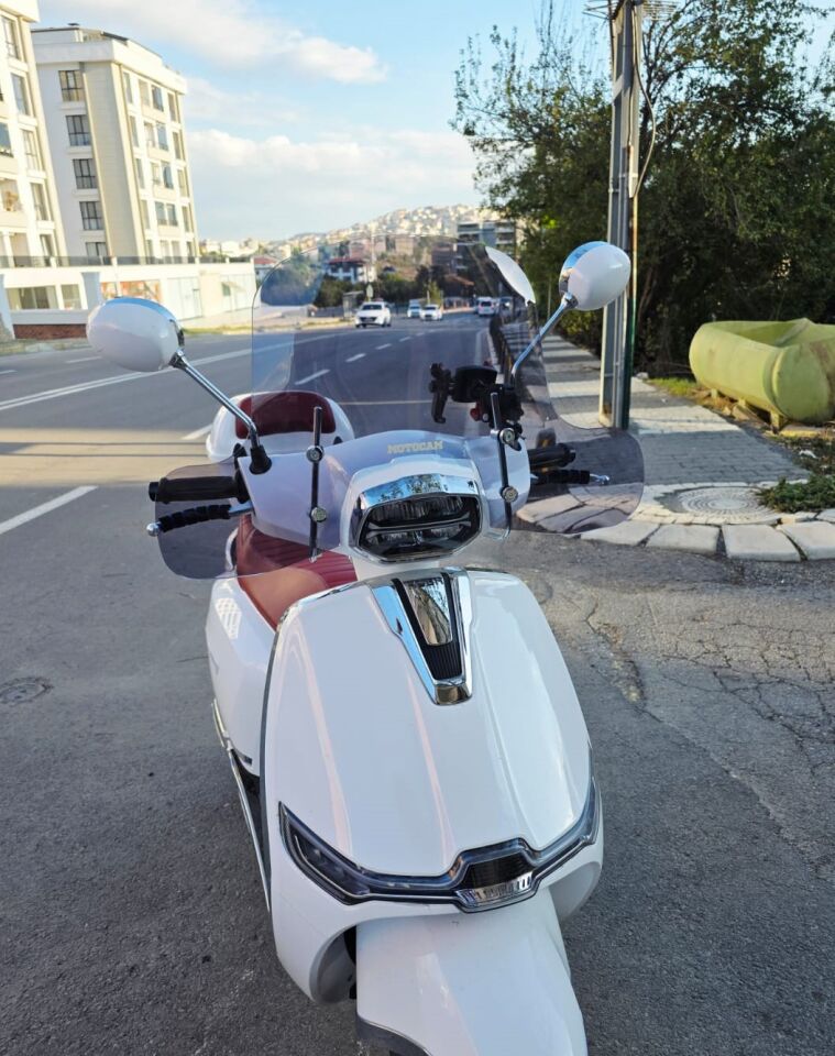 MOTOCAM Yuki Risotto 50 Ön Cam 2022-2026 Model 43cm Füme Renkli 4mm Elcikli APARATSIZ