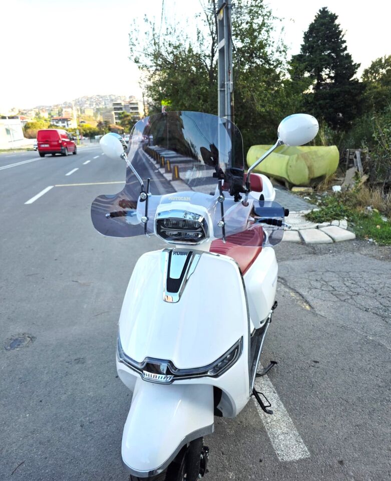 MOTOCAM Yuki Risotto 50 Ön Cam 2022-2026 Model 43cm Füme Renkli 4mm Elcikli APARATSIZ