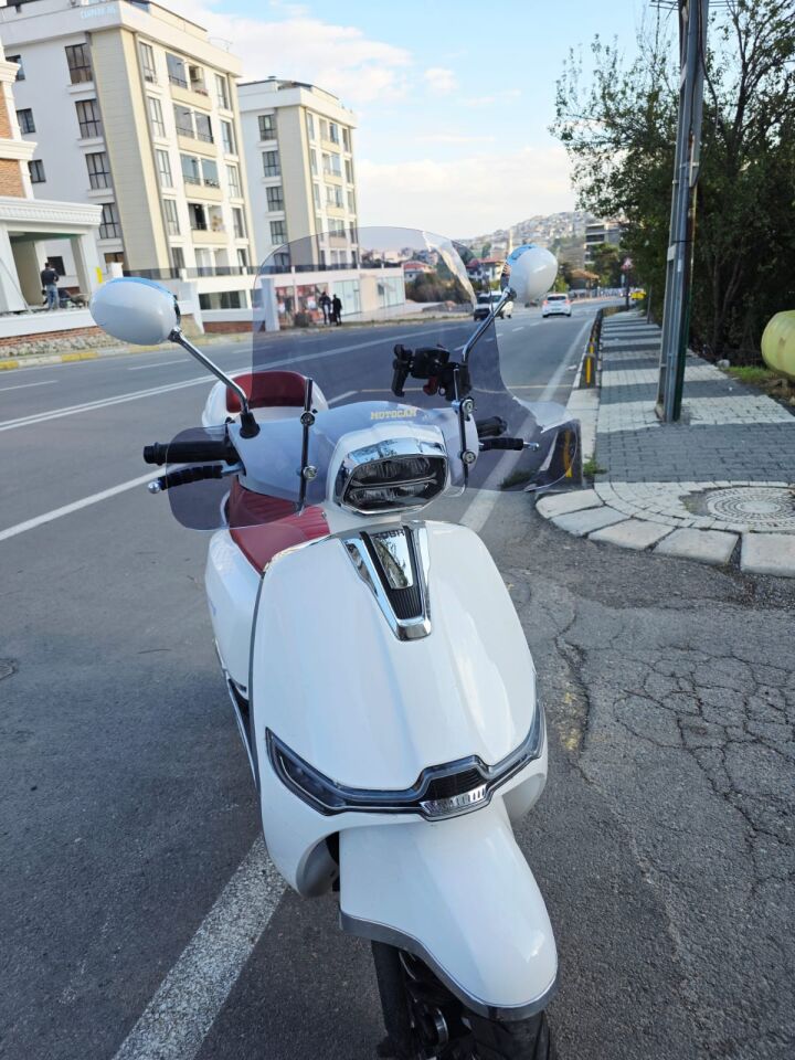 MOTOCAM Yuki Risotto 50 Ön Cam 2022-2026 Model 43cm Füme Renkli 4mm Elcikli APARATSIZ