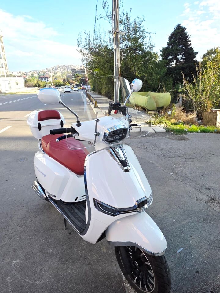 MOTOCAM Yuki Risotto 50 Ön Cam 2022-2026 Model 43cm Şeffaf Renkli 4mm Elcikli APARATSIZ