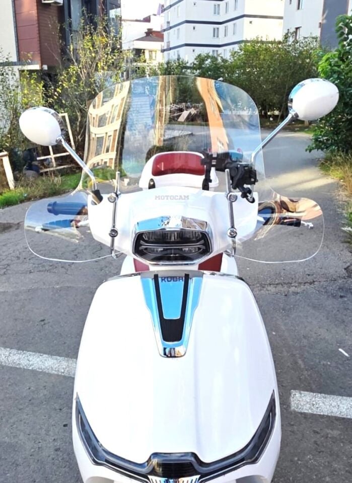 MOTOCAM Yuki Risotto 50 Ön Cam 2022-2026 Model 43cm Şeffaf Renkli 4mm Elcikli APARATSIZ