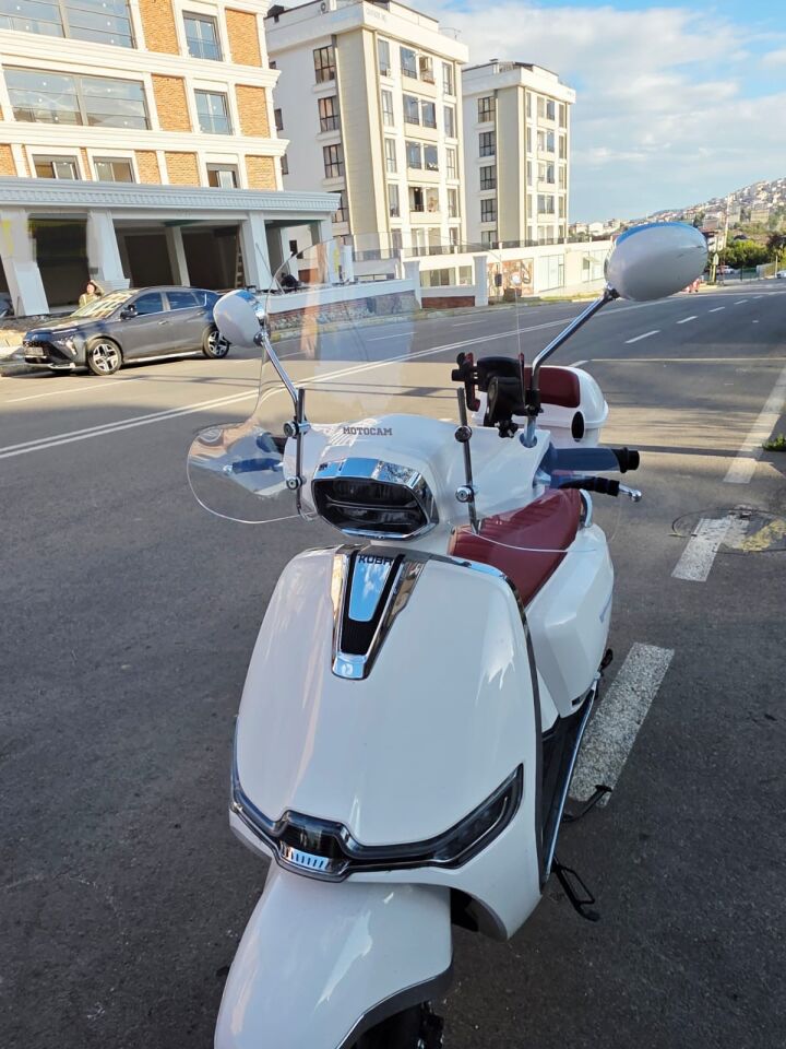 MOTOCAM Yuki Risotto 50 Ön Cam 2022-2026 Model 43cm Şeffaf Renkli 4mm Elcikli APARATSIZ