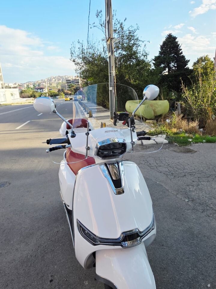 MOTOCAM Yuki Risotto 50 Ön Cam 2022-2026 Model 43cm Şeffaf Renkli 4mm Elcikli APARATSIZ