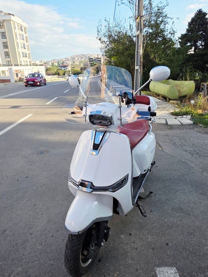 MOTOCAM Yuki Risotto 50 Ön Cam 2022-2026 Model 43cm Şeffaf Renkli 4mm Elcikli APARATSIZ