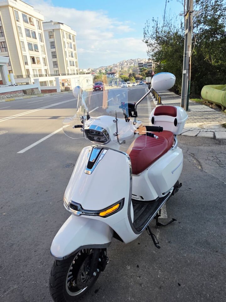 MOTOCAM Yuki Risotto 50 Ön Cam 2022-2026 Model 43cm Şeffaf Renkli 4mm Elcikli APARATSIZ
