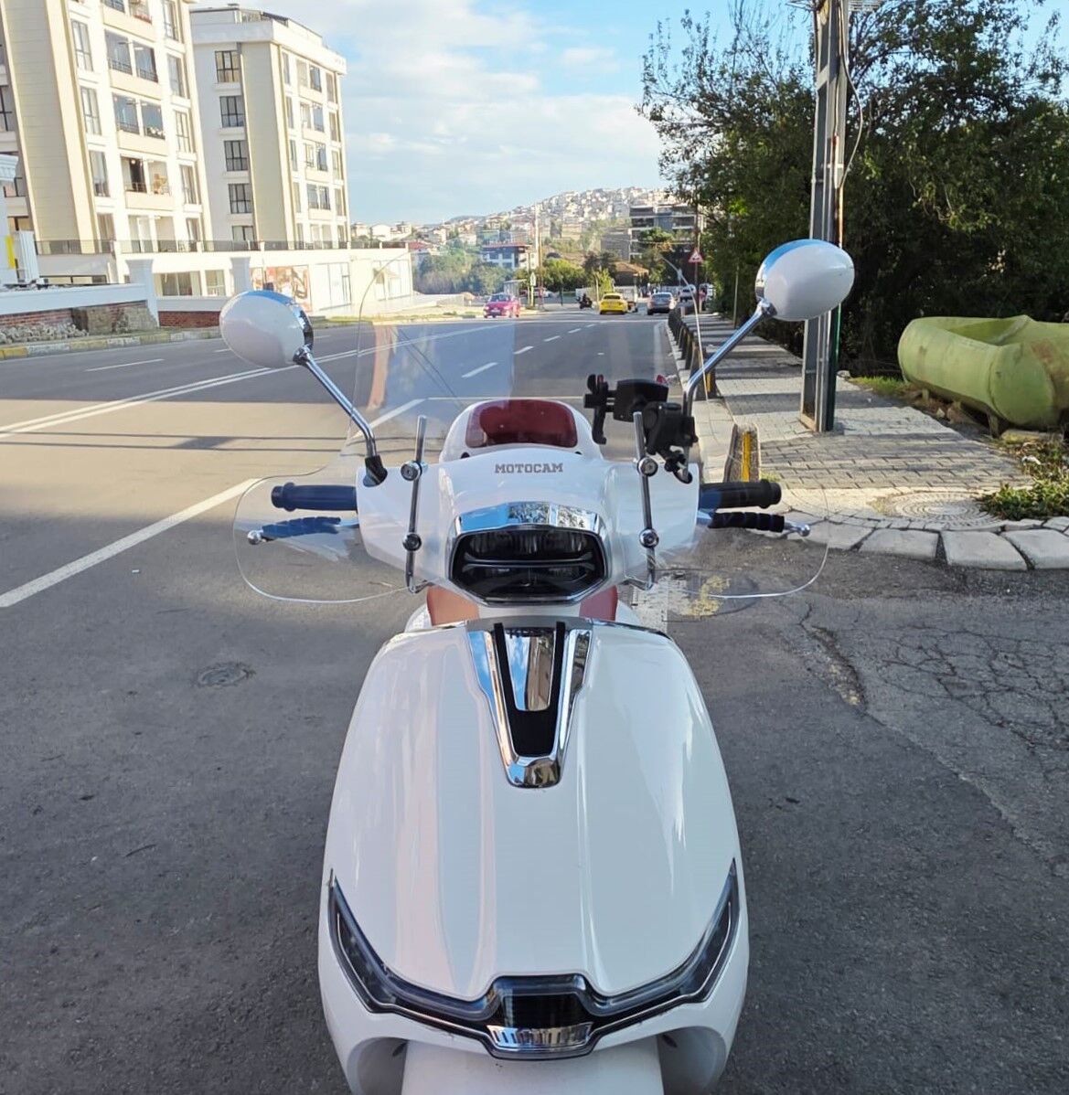 MOTOCAM Yuki Risotto 50 Ön Cam 2022-2026 Model 43cm Şeffaf Renkli 4mm Elcikli APARATSIZ