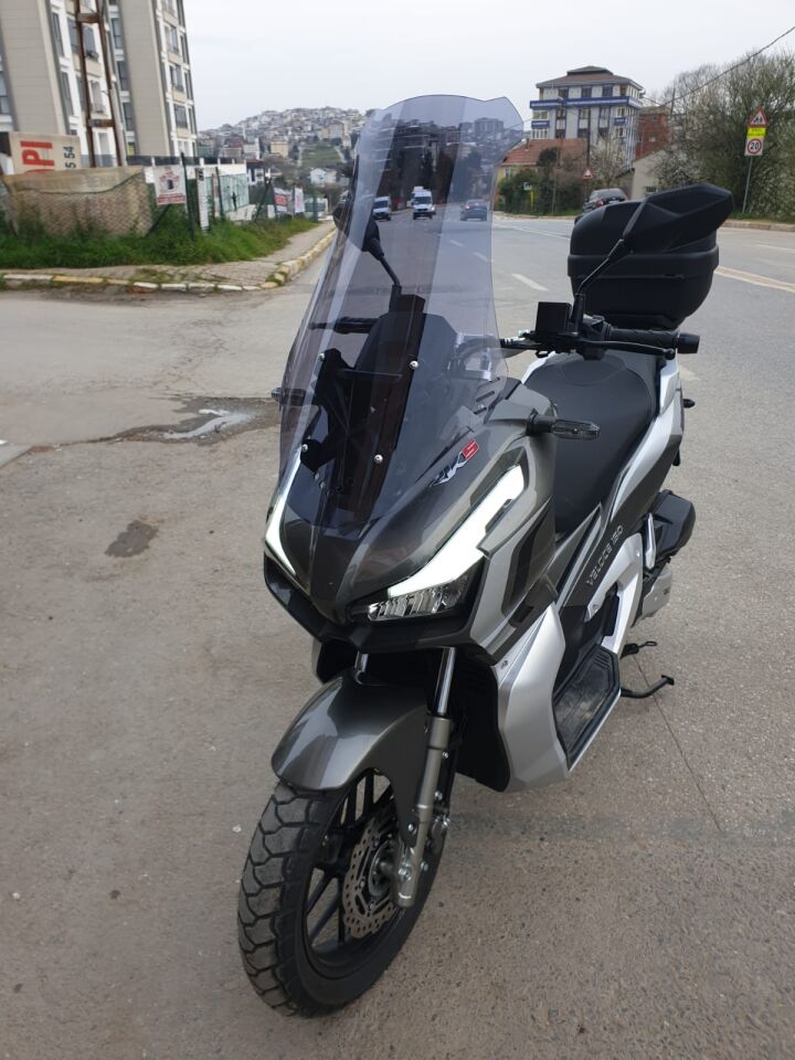MOTOCAM Kral Arneb 150 Ön Cam 2023-2026 Model 65cm Füme Renkli 4mm ORTA BOYLU