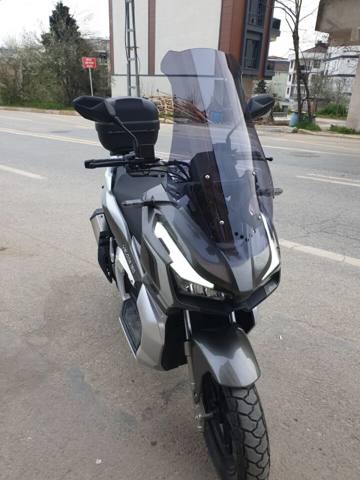 MOTOCAM Kral Arneb 150 Ön Cam 2023-2026 Model 65cm Füme Renkli 4mm ORTA BOYLU