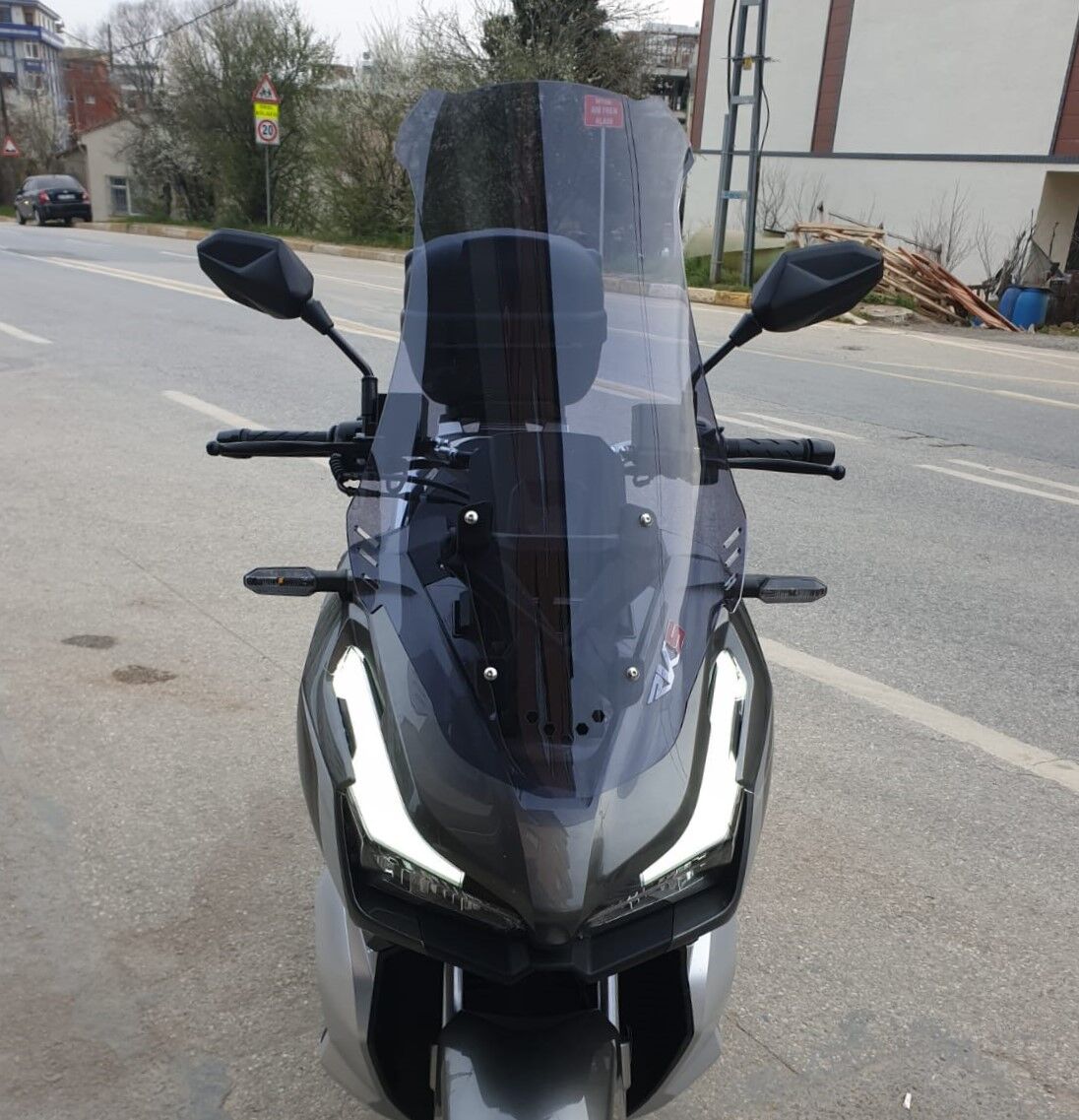 MOTOCAM Kral Arneb 150 Ön Cam 2023-2026 Model 65cm Füme Renkli 4mm ORTA BOYLU