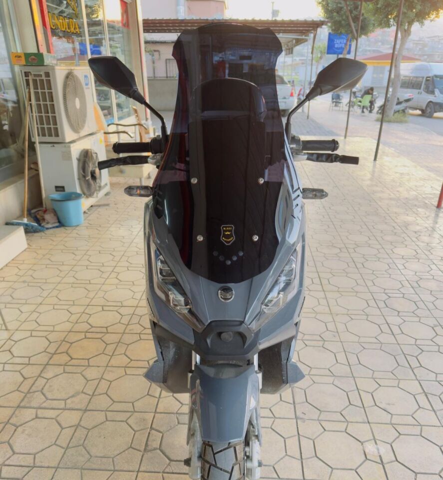 MOTOCAM Kral Arneb 150 Ön Cam 2023-2026 Model 65cm Siyah Renkli 4mm ORTA BOYLU