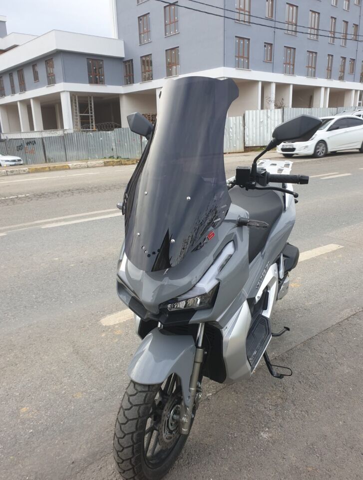 MOTOCAM Kral Arneb 150 Ön Cam 2023-2026 Model 65cm Siyah Renkli 4mm ORTA BOYLU