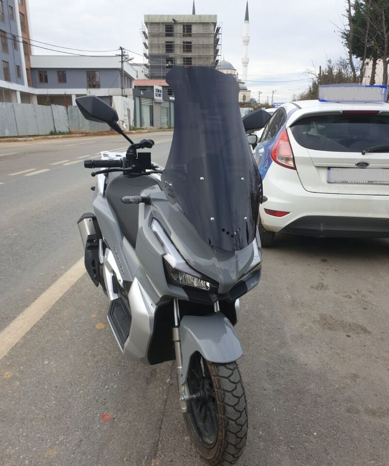 MOTOCAM Kral Arneb 150 Ön Cam 2023-2026 Model 65cm Siyah Renkli 4mm ORTA BOYLU