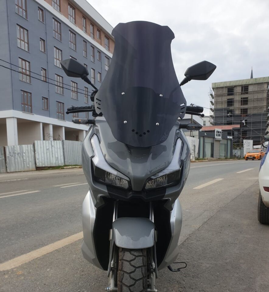 MOTOCAM Kral Arneb 150 Ön Cam 2023-2026 Model 65cm Siyah Renkli 4mm ORTA BOYLU