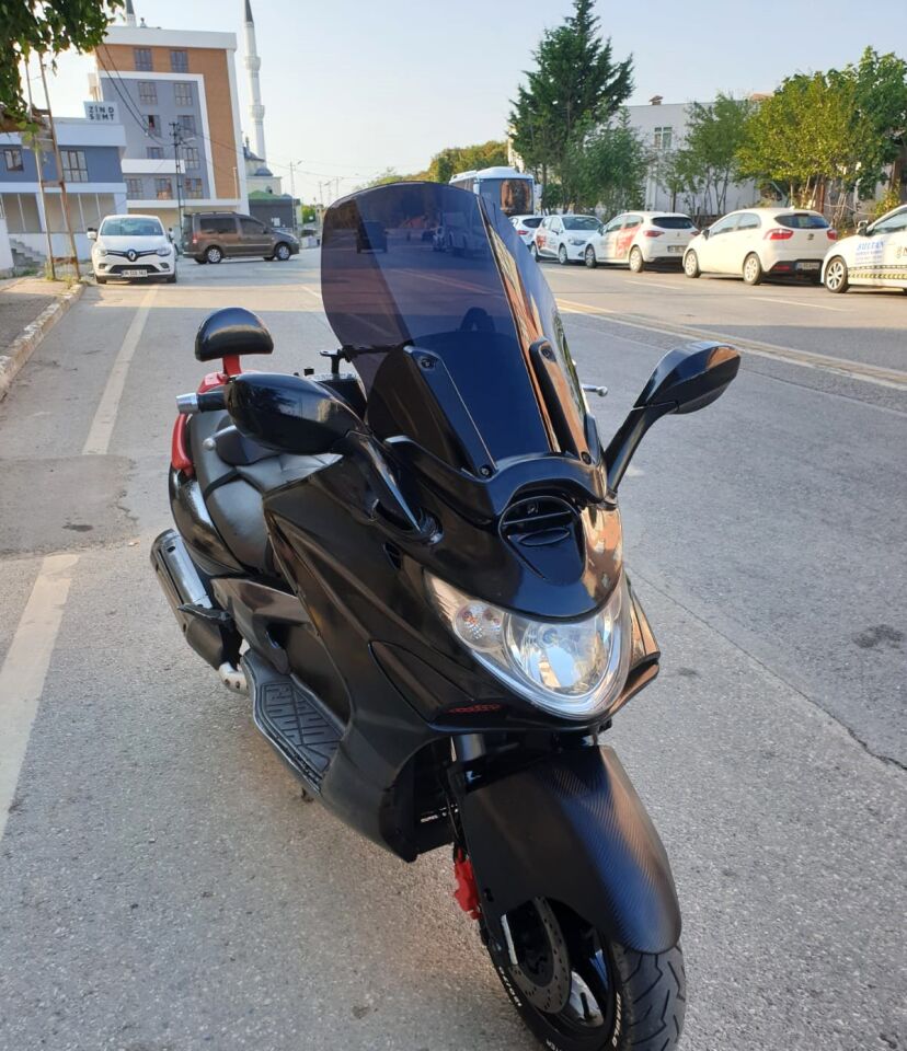 MOTOCAM Kymco Xciting 500 İ Ön Cam 2008-2012 Model 62cm Siyah Renkli 4mm