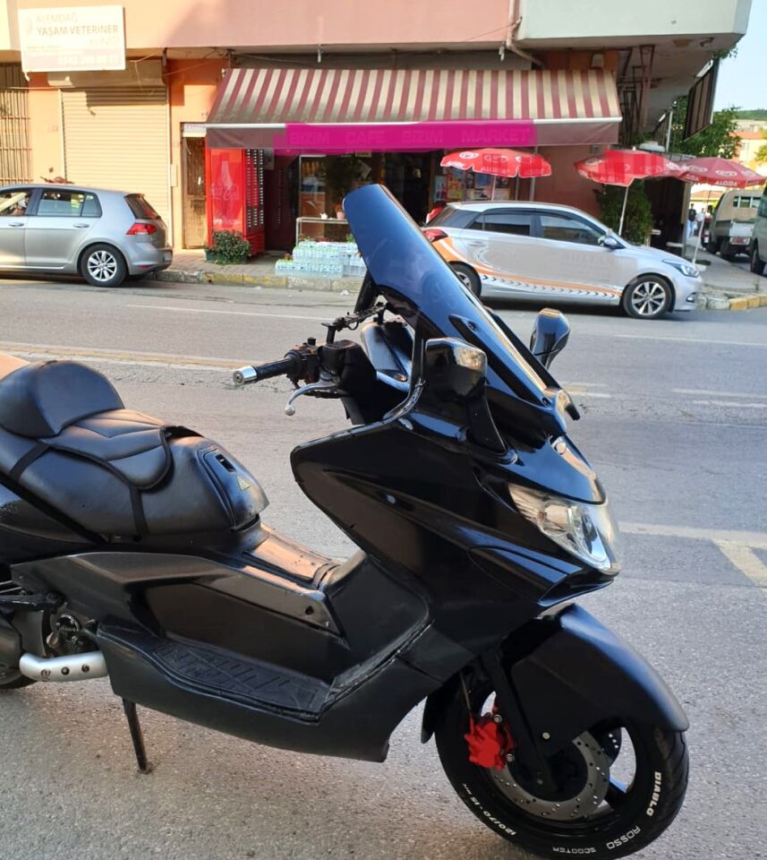 MOTOCAM Kymco Xciting 500 İ Ön Cam 2008-2012 Model 62cm Siyah Renkli 4mm