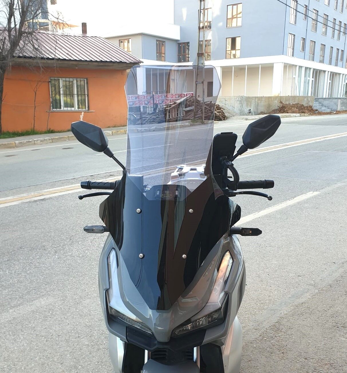 MOTOCAM Kral Arneb 150 Ön Cam 2023-2026 Model 78cm Füme Renkli 4mm UZUN