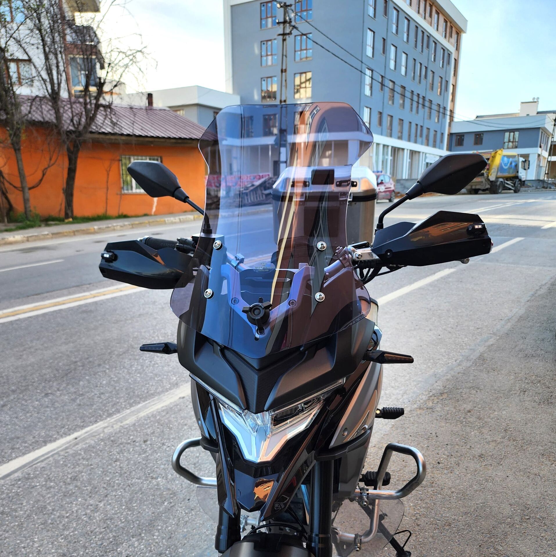 MOTOCAM Voge DSX 650 Ön Cam 2022-2026 Model 55cm Füme Renkli 4mm KISA