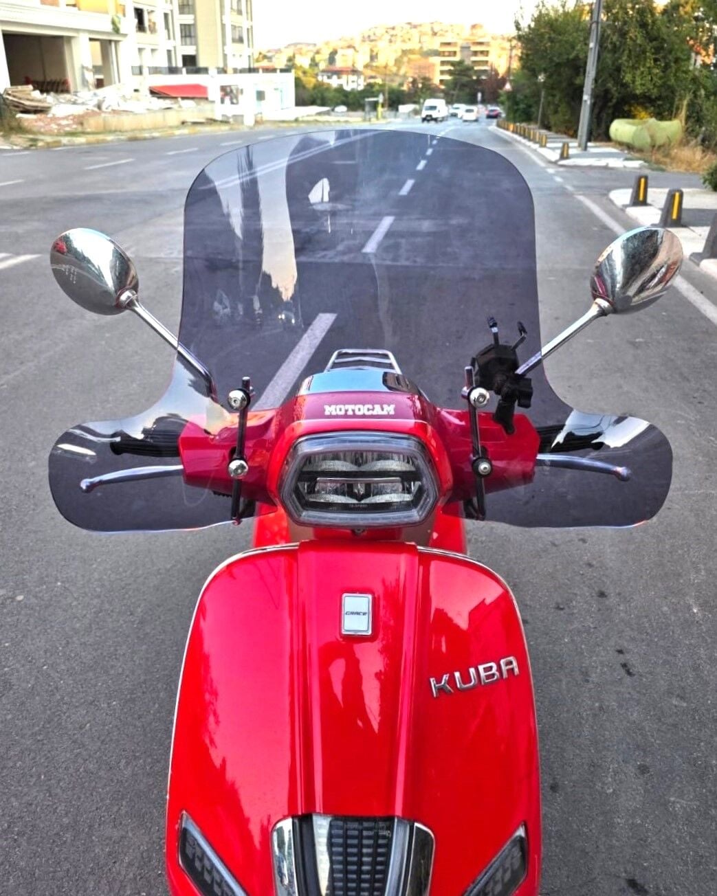 MOTOCAM Kuba Bevely Ön Cam 2022-2026 Model 37cm Füme Renkli 4mm Elcikli APARATSIZ